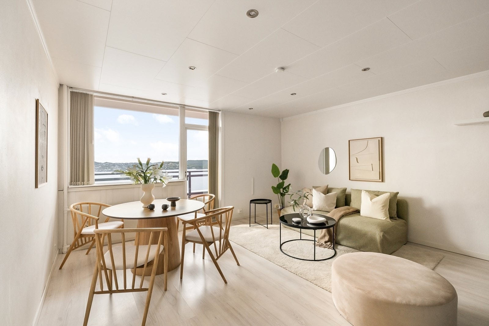 Stuen er 21 kvm stor, og er romslig med plass til både sofa- og spisegruppe. Galleribilde