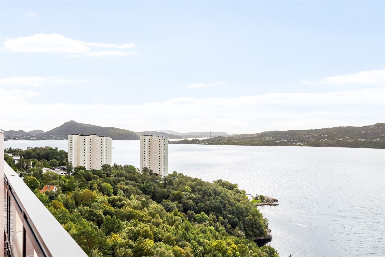 På sommerstid står solen opp ca kl 07 ved inngangsdøren, senere kommer solen kommer rundt kl. 12:30 på balkongen. Der har man solen til den går ned ca kl 22 sommerstid. Galleribilde