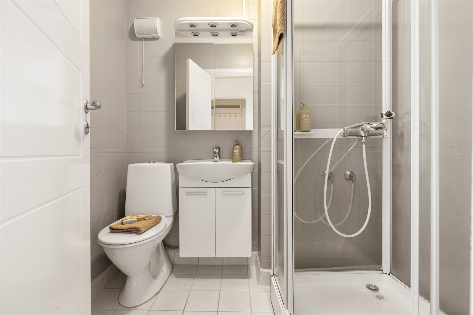 Badet er på 3 kvm. Rommet er helfliset og innredet med dusjkabinett, toalett og annen baderomsinnredning. Galleribilde