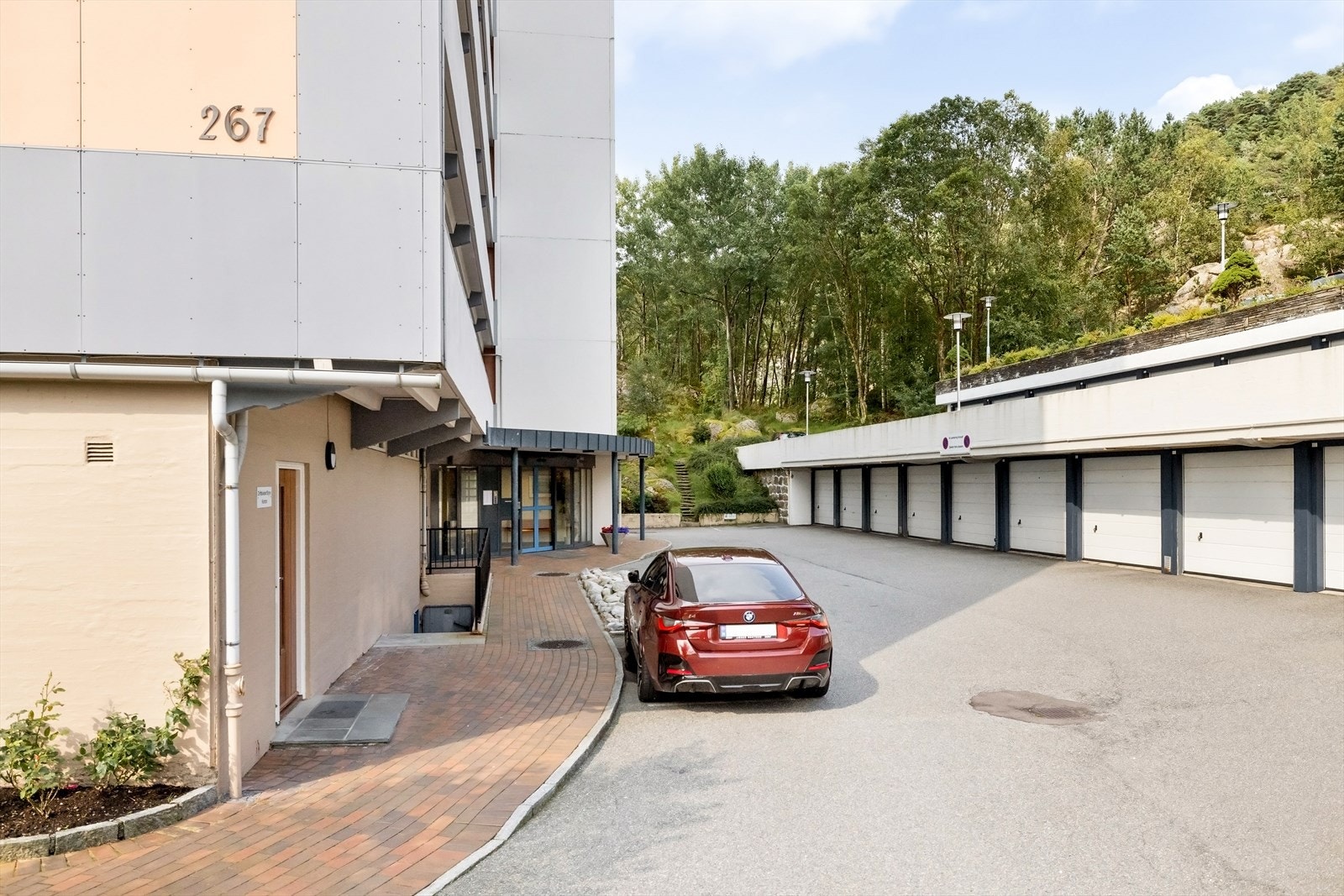 Parkeringsplass og garasje medfølger ikke, men kan søkes på og blir tildelt etter ansiennitet. Ellers gateparkering etter gjeldende bestemmelser. Galleribilde