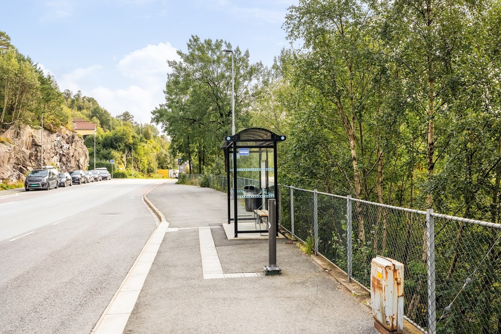 Busstoppet "Lønborg" ligger like nedenfor. Her går buss nr. 12 og 19, med hyppige avganger mot sentrum og Åsane. Galleribilde
