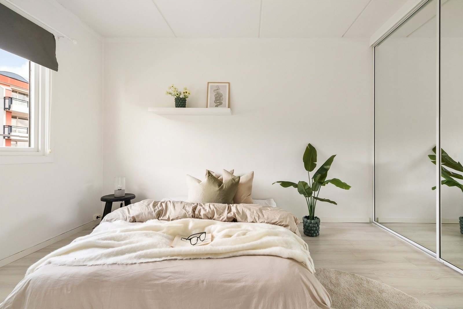 Her er det plass til både dobbeltseng, garderobe, nattbord, skrivepult og annen ønsket innredning. Galleribilde