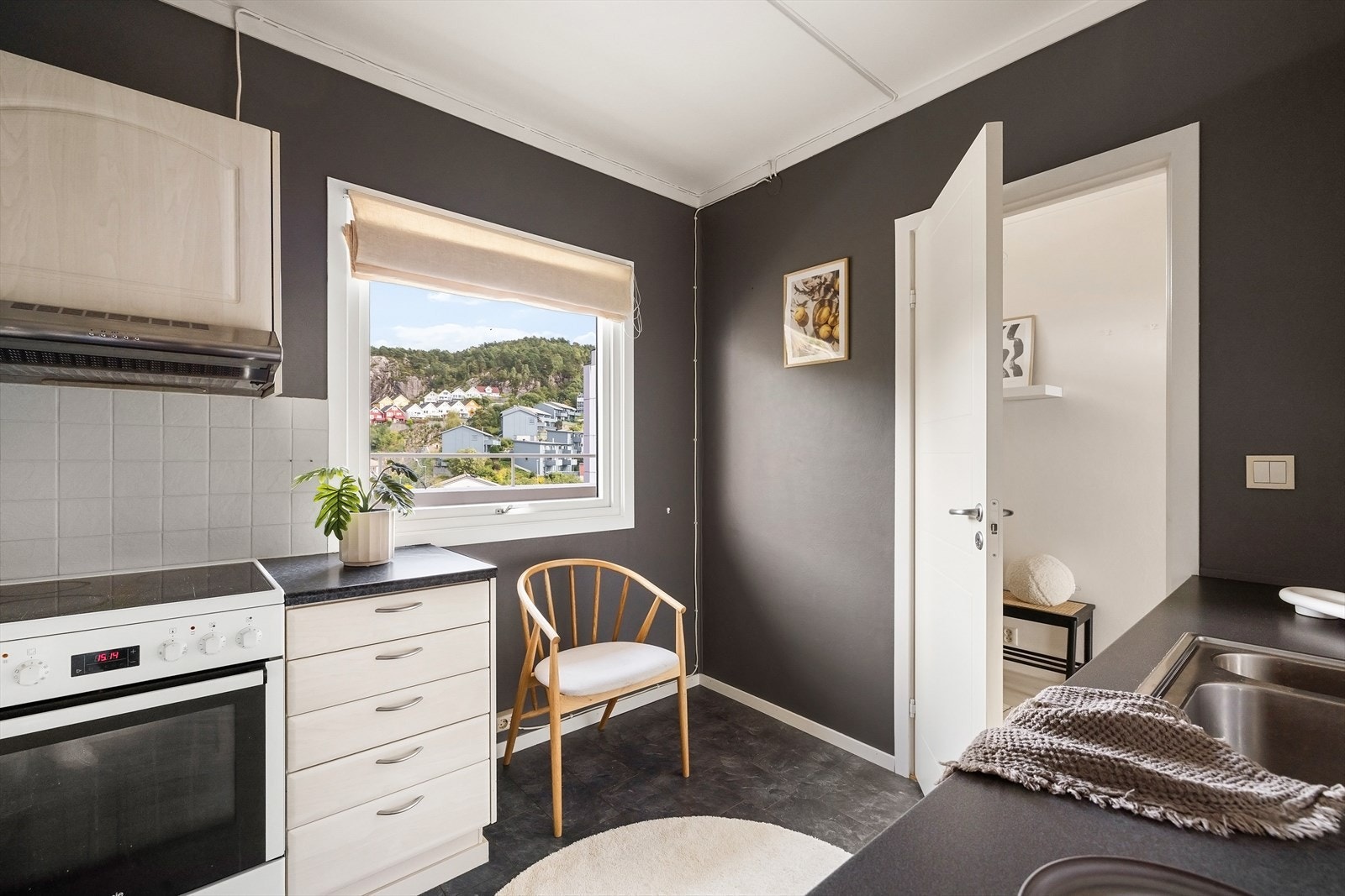 Det er fliser over benkeplate, samt plass og opplegg for komfyr, ventilator, oppvaskmaskin og kjøleskap. Hvitevarene medfølger handelen. Galleribilde