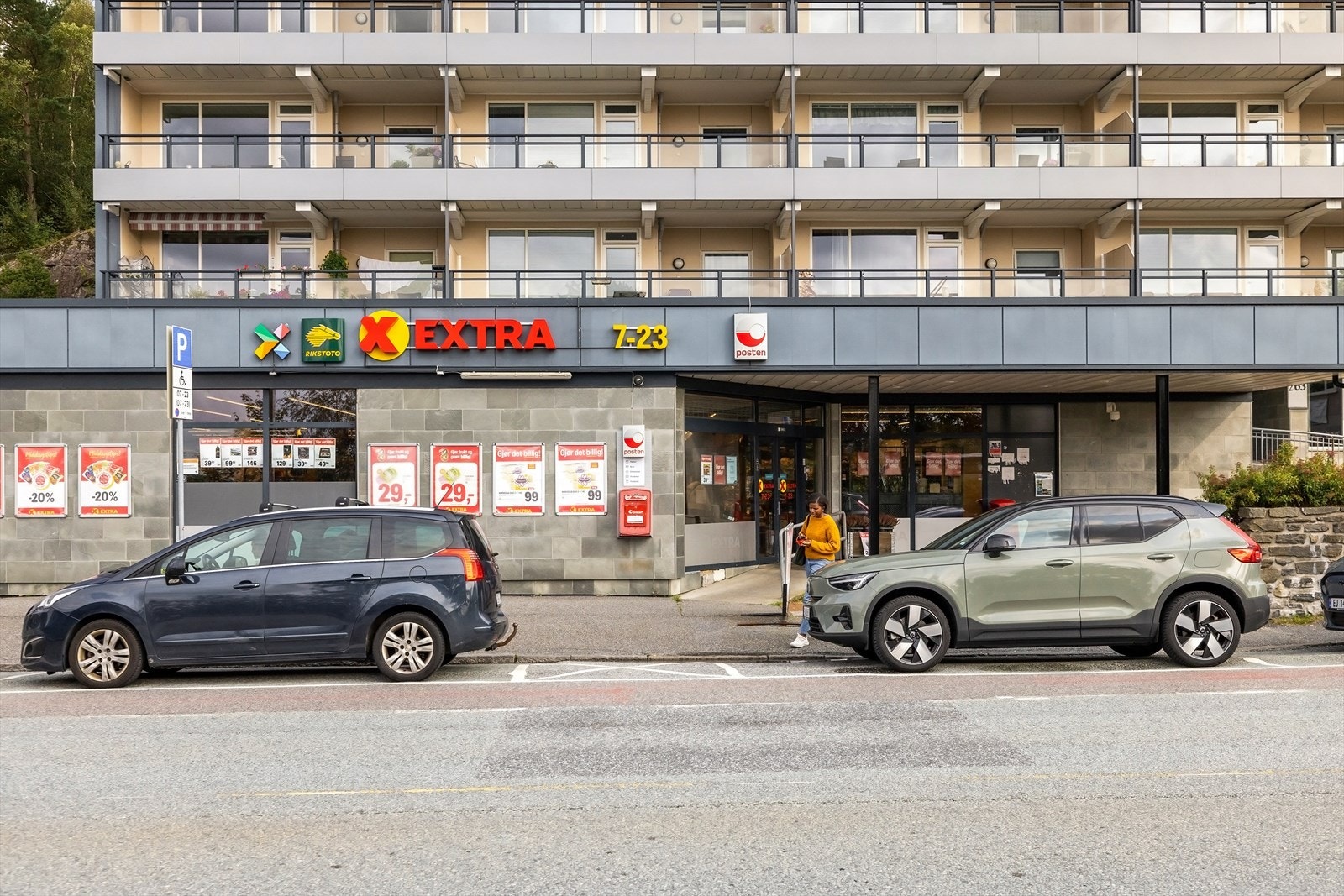 Dagligvarebutikken Extra (med post i butikk) ligger i få minutters gange fra leiligheten. Galleribilde
