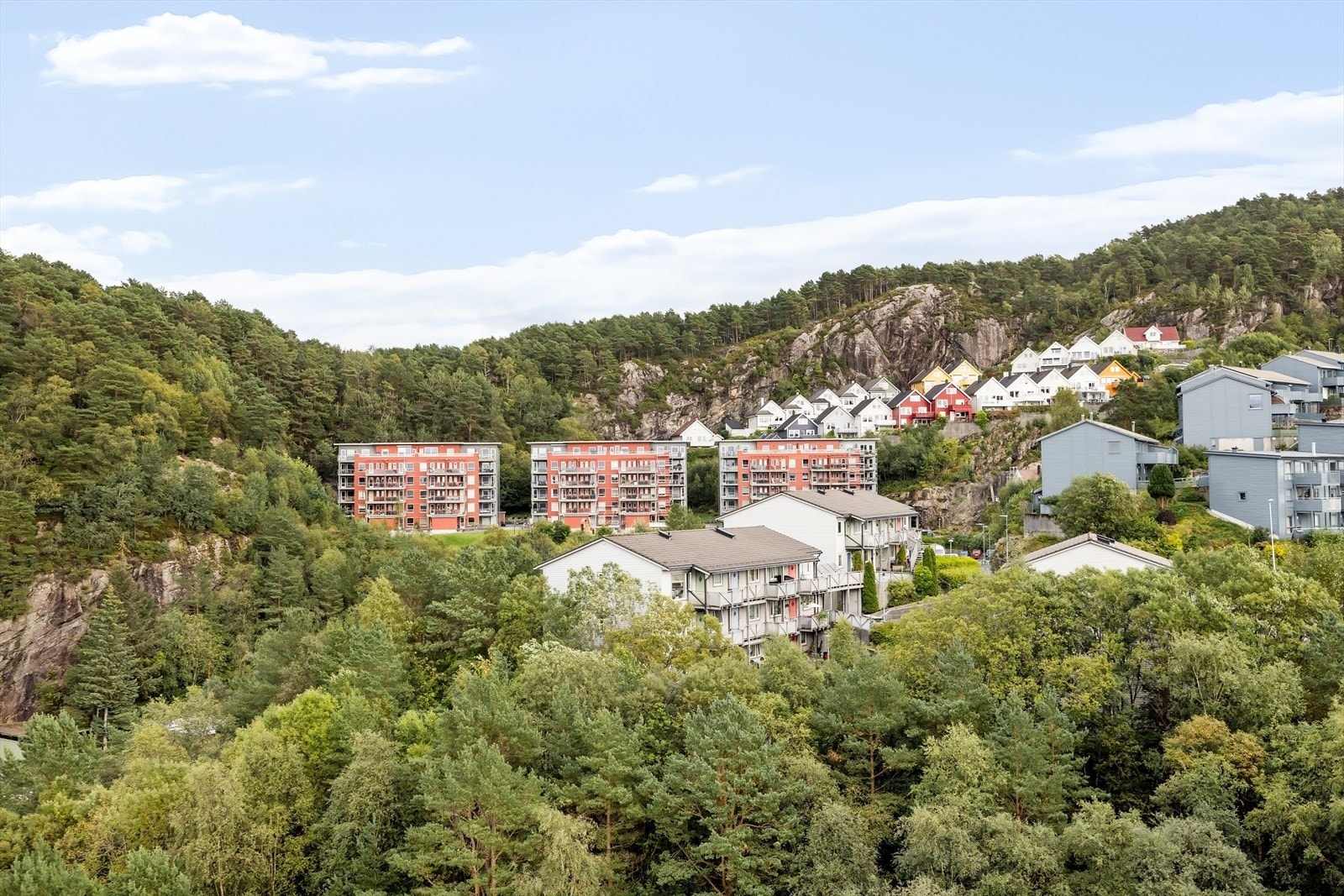 Utsikt fra boligens inngangsdør. Galleribilde