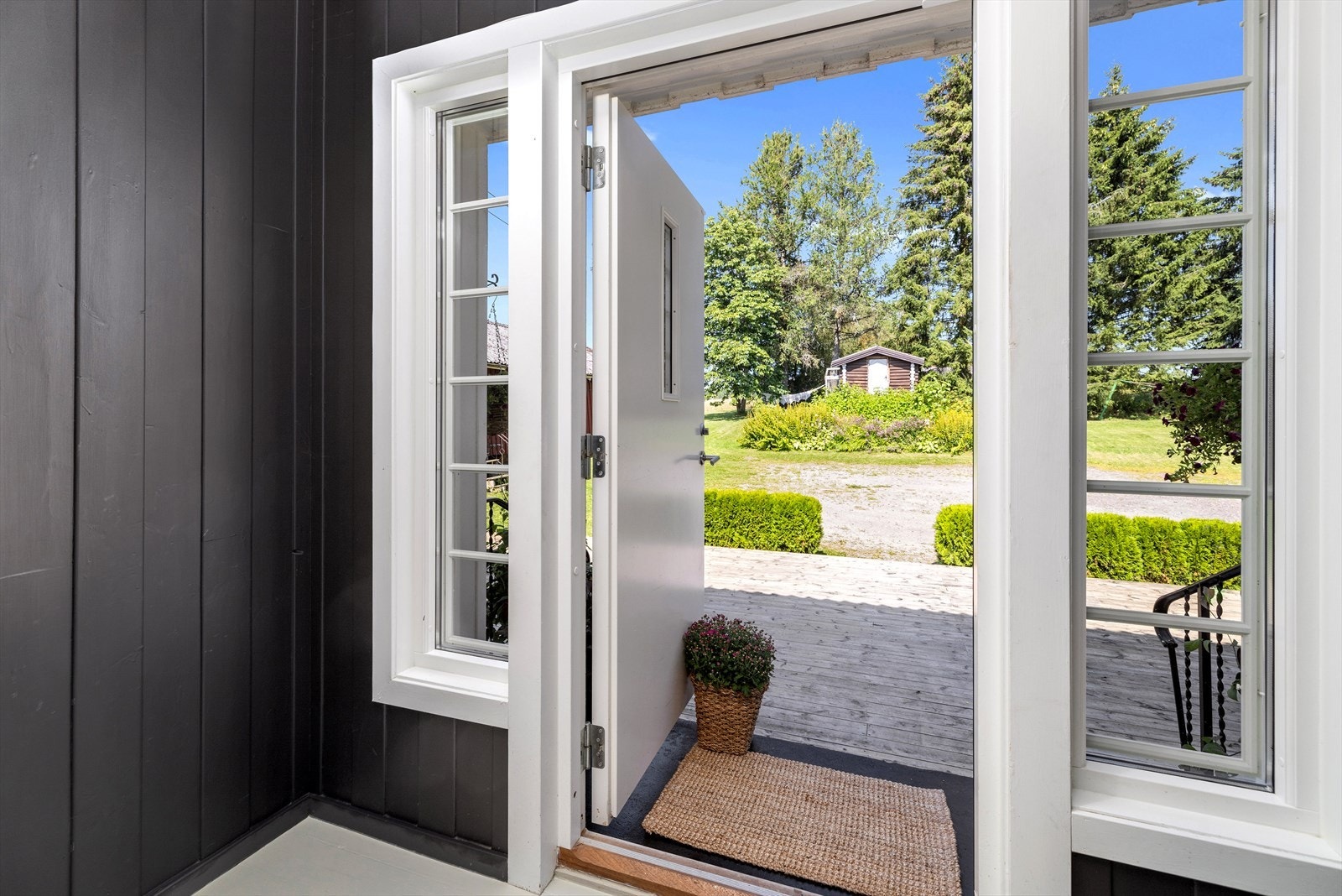 Når man kommer inn møtes man av et vindfang før man ledes inn i gangen. Galleribilde