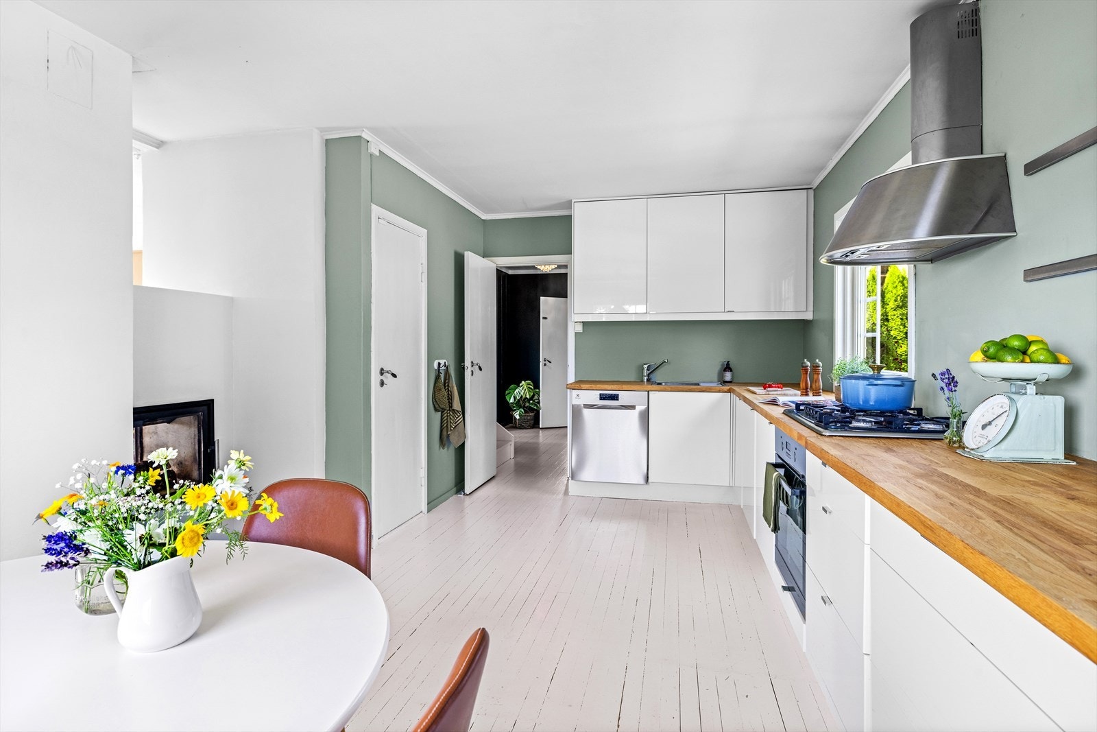 Ildstedet går begge veier mellom stue og kjøkken. Kjøkkenet har et rustikt preg med moderne innredning. Galleribilde