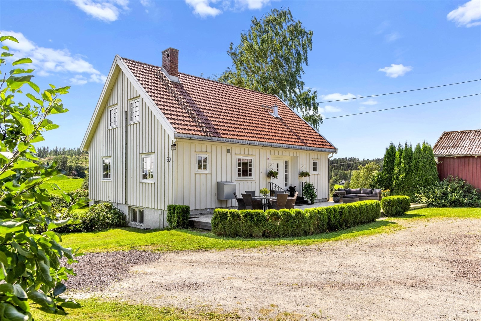 Holleiaveien 60 ligger med gangavstand til skole, barnehage og sentrum. Galleribilde