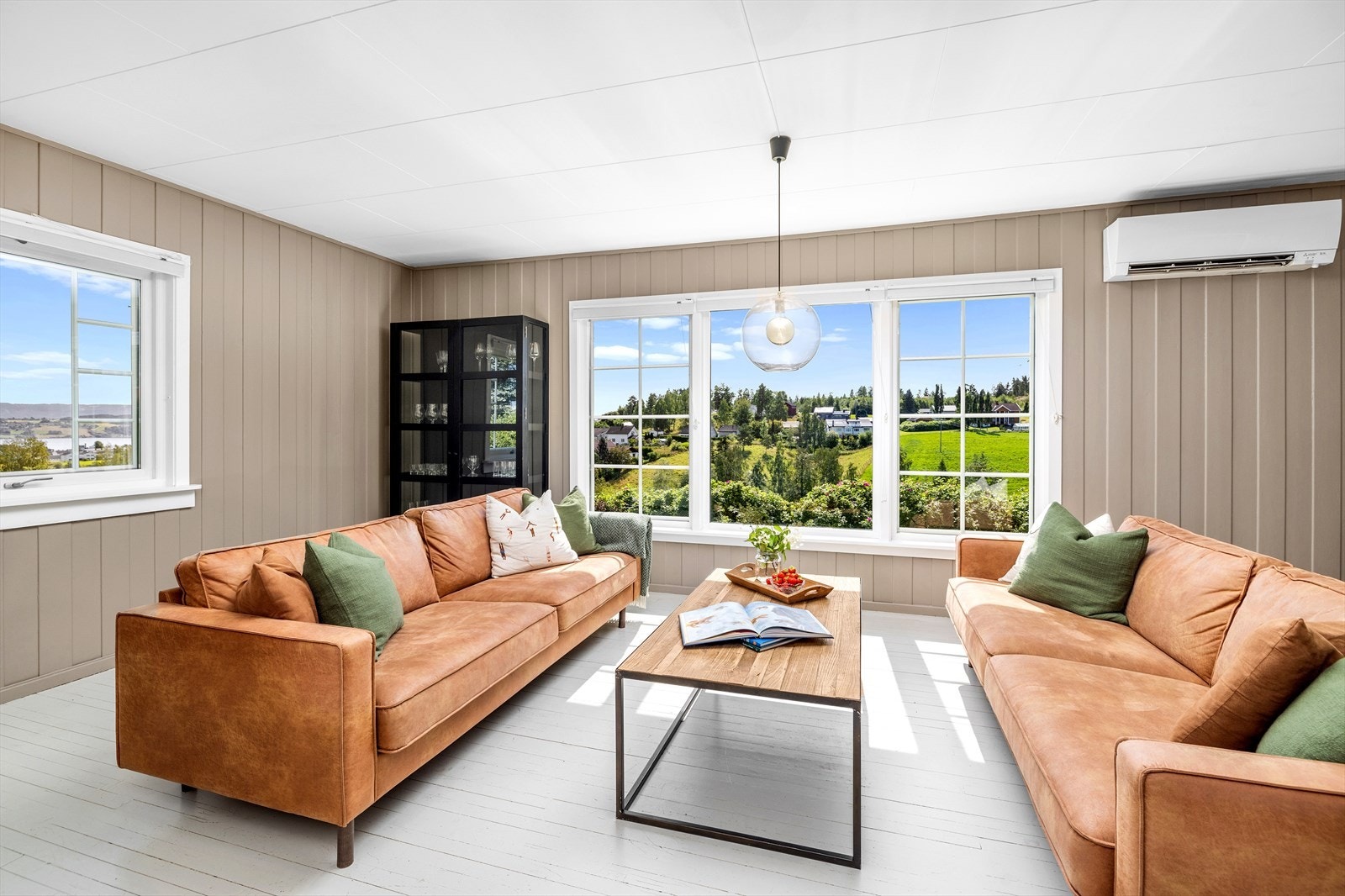 I stuen er det lukket vedovn og en nyere, energieffektiv varmepumpe. Galleribilde