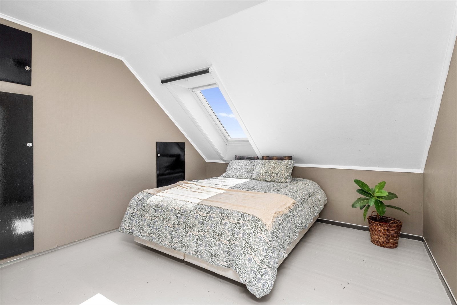 Soverom 2 har nyere takvindu. Galleribilde