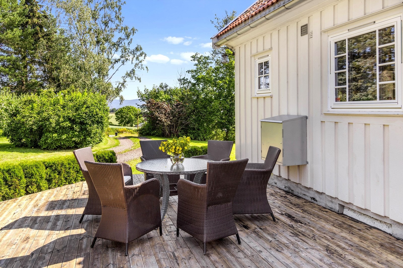 Opp til huset er det en egen, koselig allé. Galleribilde