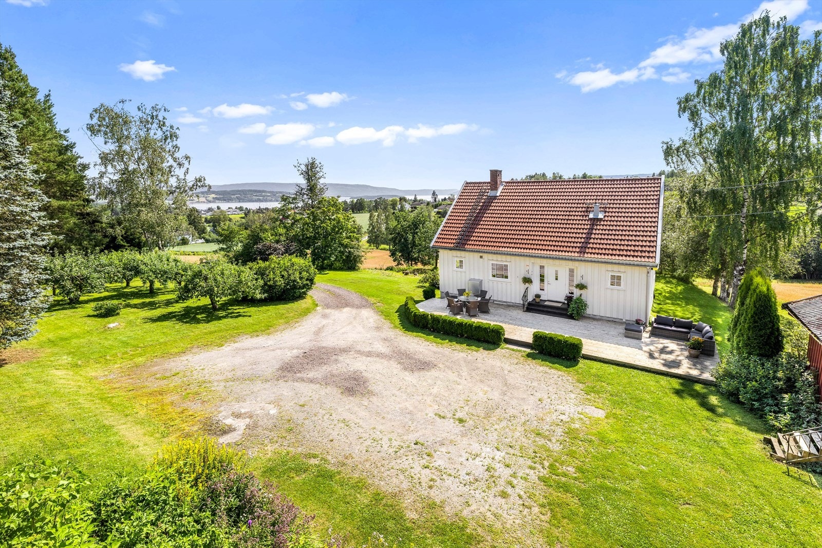 Holleiaveien 60 ligger på et fint høydedrag og har meget gode solforhold og noe utsikt til Tyrifjorden. Galleribilde