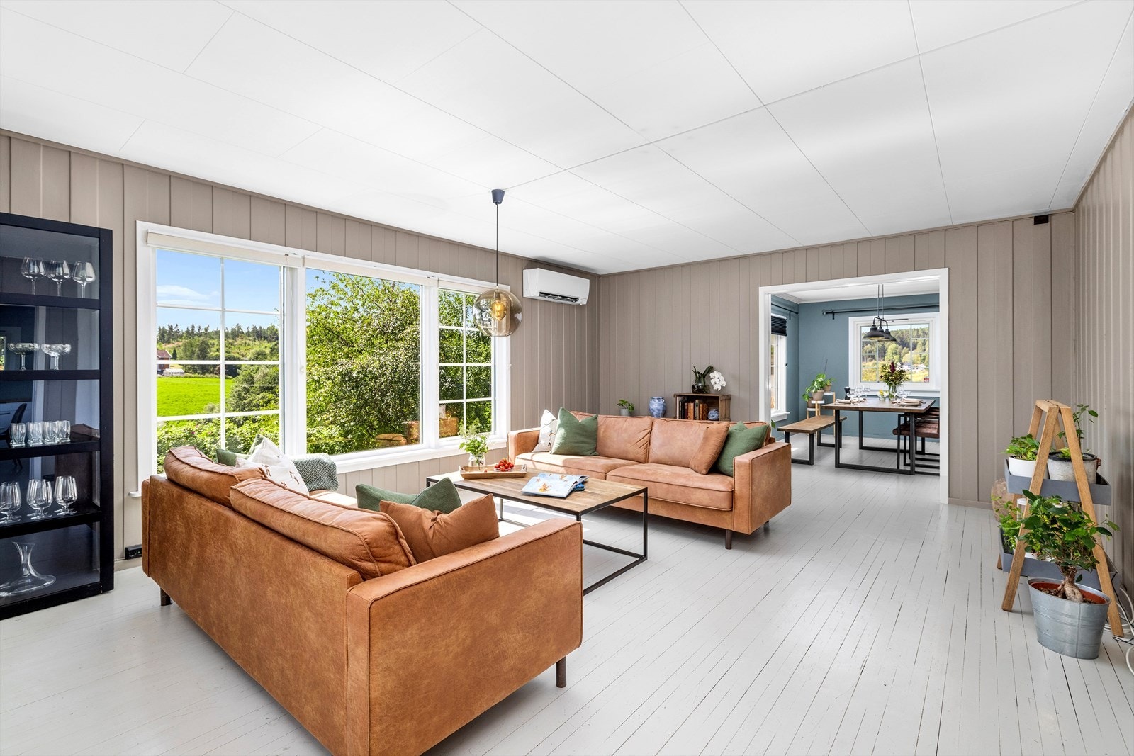 Mot hagen og utsikten er det store flotte vinduer. Galleribilde