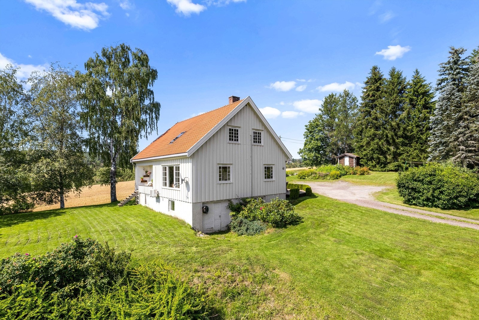 På eiendommen er det flere fine soner og stort gressareal. Galleribilde