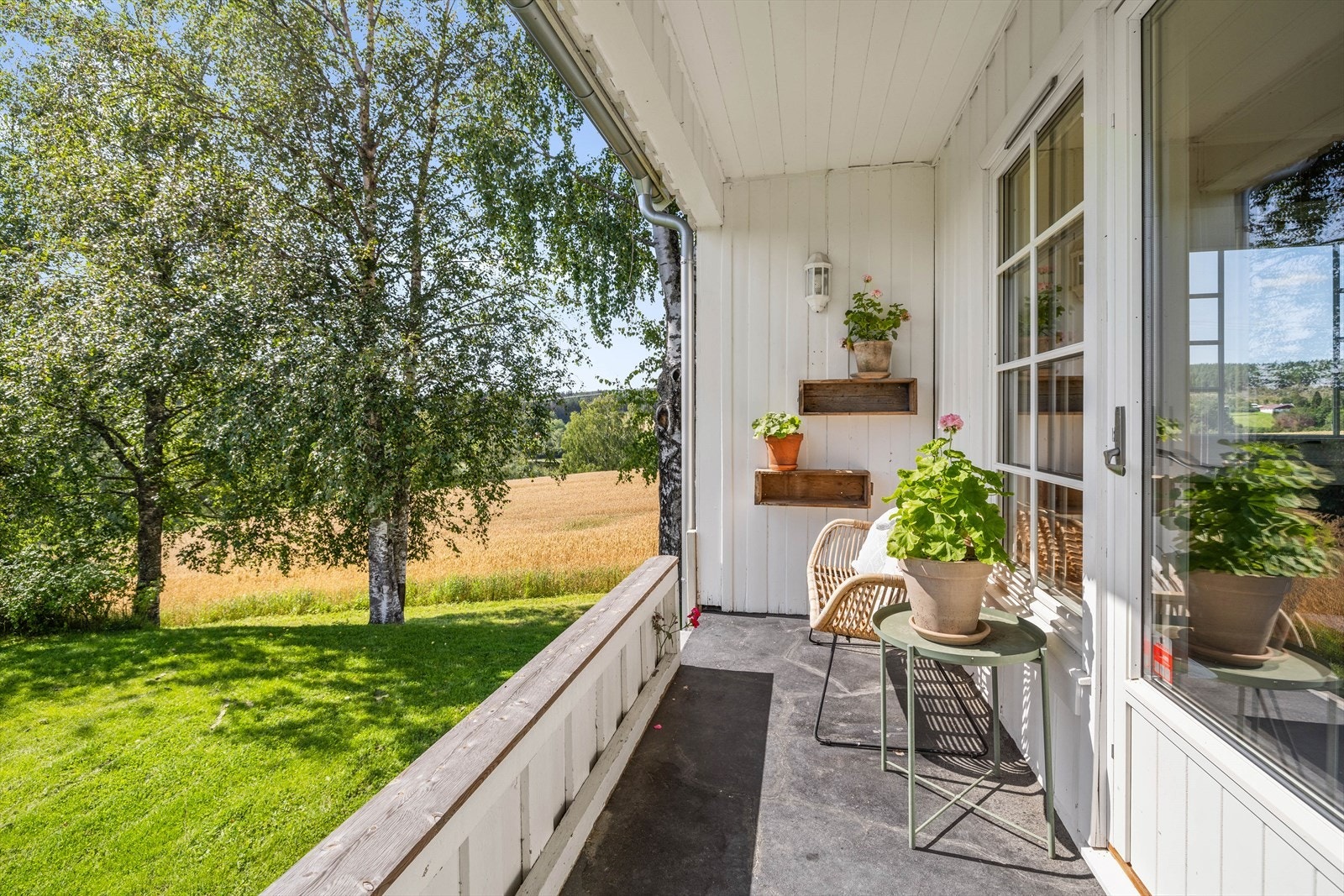 Denne er overbygget og her kan man sitte skjermet for nedbør om det skulle komme en skur. Galleribilde