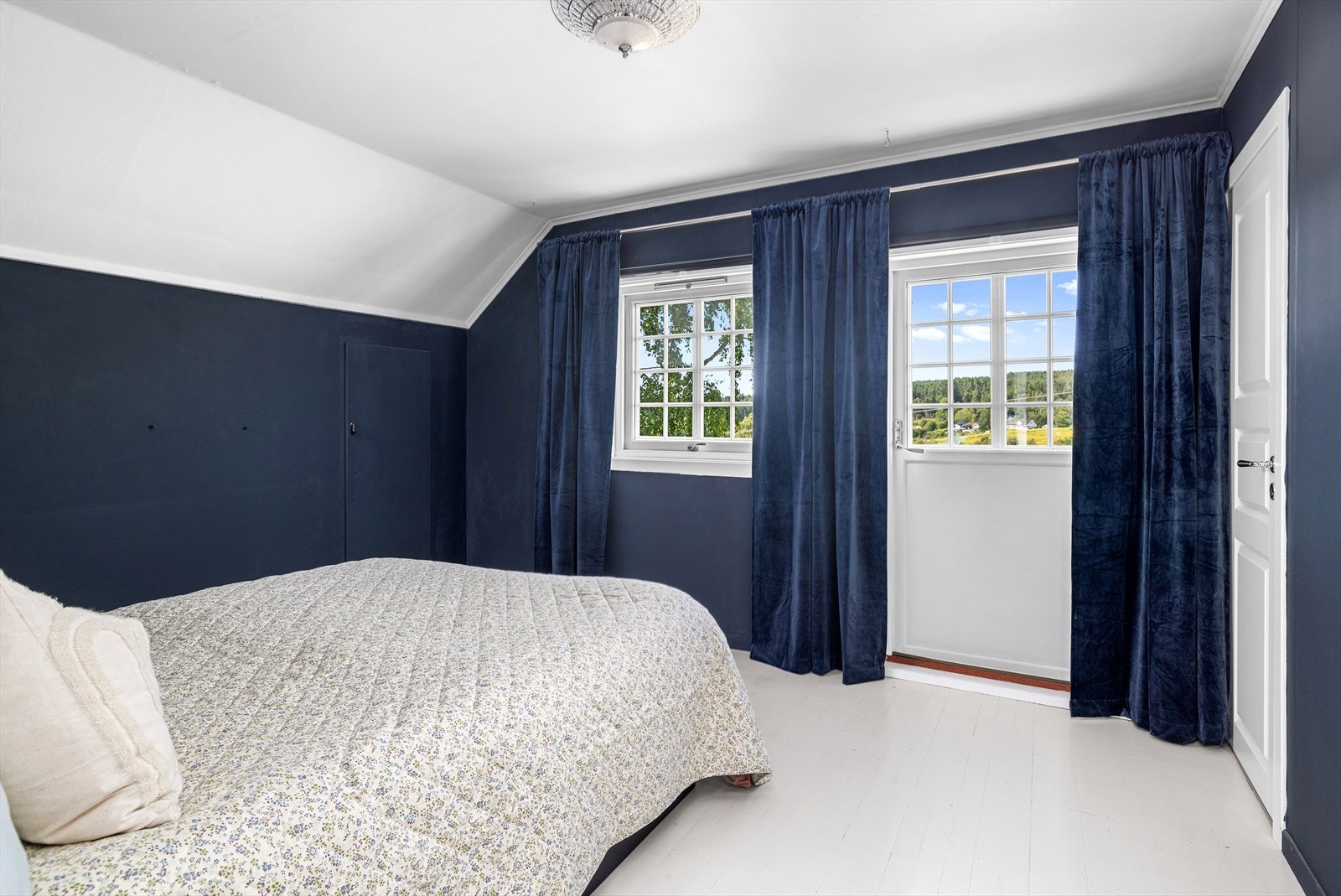 Hovedsoverom med dør til det som er planlagt som bad. Galleribilde