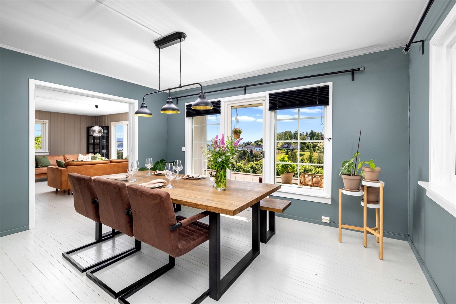 Stuen er i to avdelinger. Fra spisestuen er det utgang til en fin balkong. Galleribilde