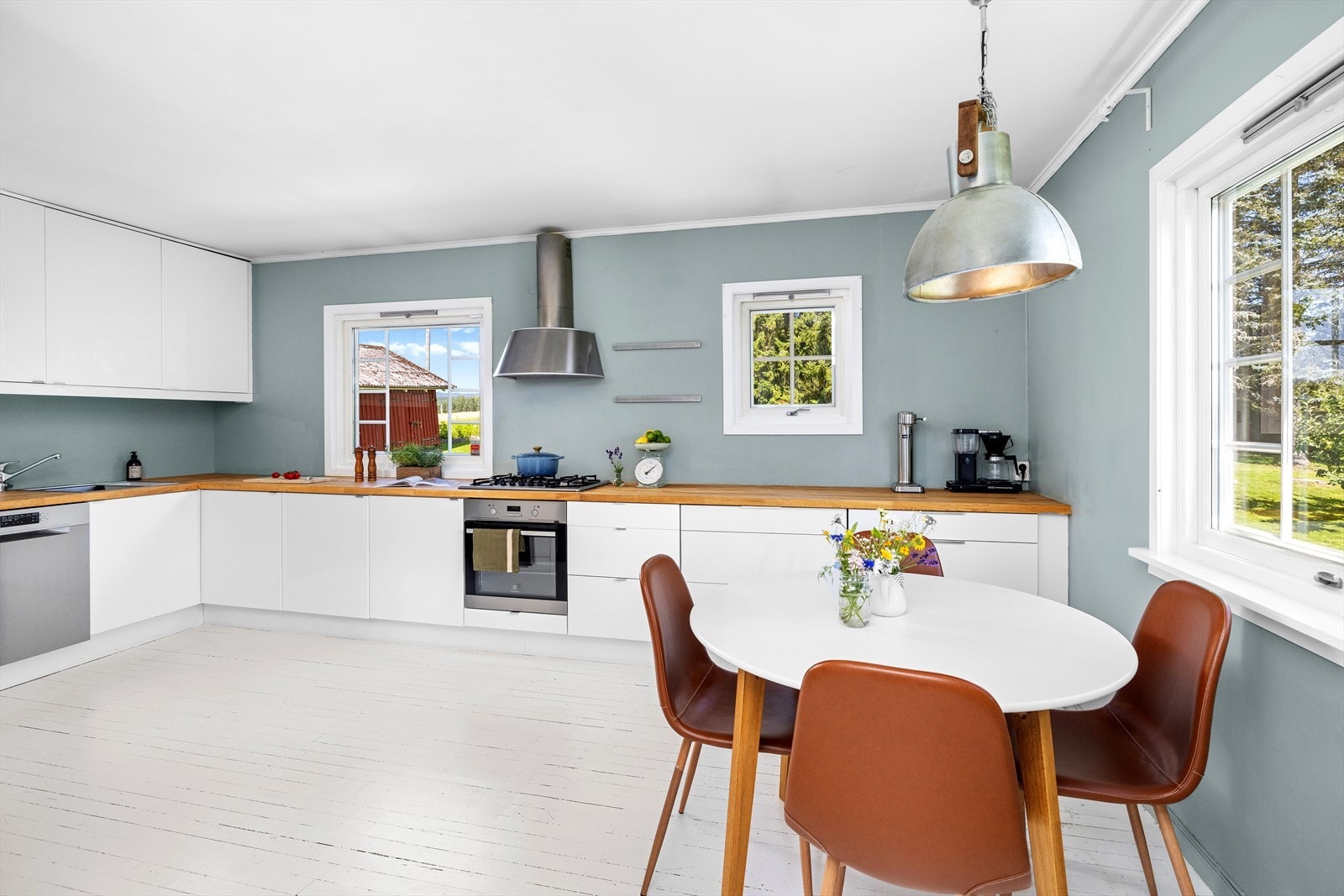 Kjøkkenet har veldig god benkplass og god plass til spisebord. Galleribilde