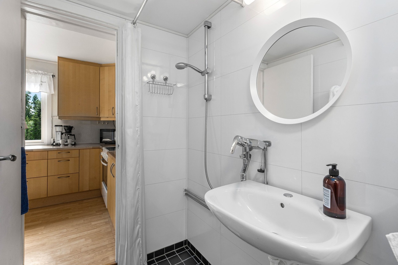 Flott flislagt bad på 3 kvm fra 2018. Rommet har elektriske varmekabler. Galleribilde