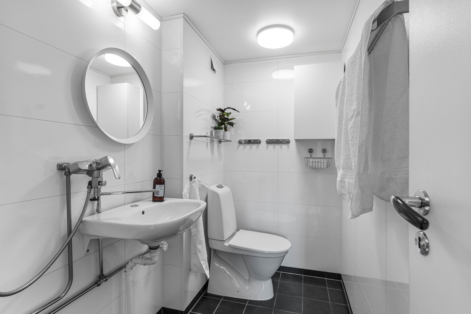 Flott flislagt bad på 3 kvm fra 2018. Rommet har elektriske varmekabler. Galleribilde