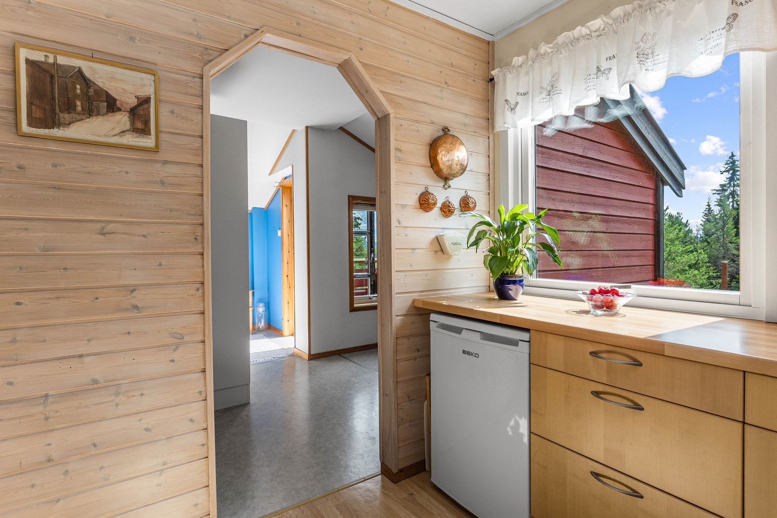 Funksjonelt og praktisk kjøkken på 12,5 kvm, som får tilstandsgrad 1 på samtlige punkter av takstmann. Galleribilde