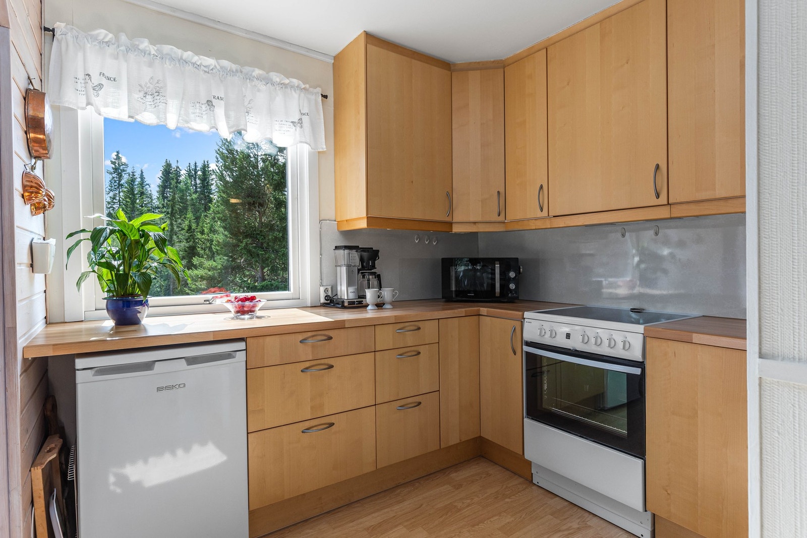 Funksjonelt og praktisk kjøkken på 12,5 kvm, som får tilstandsgrad 1 på samtlige punkter av takstmann. Galleribilde