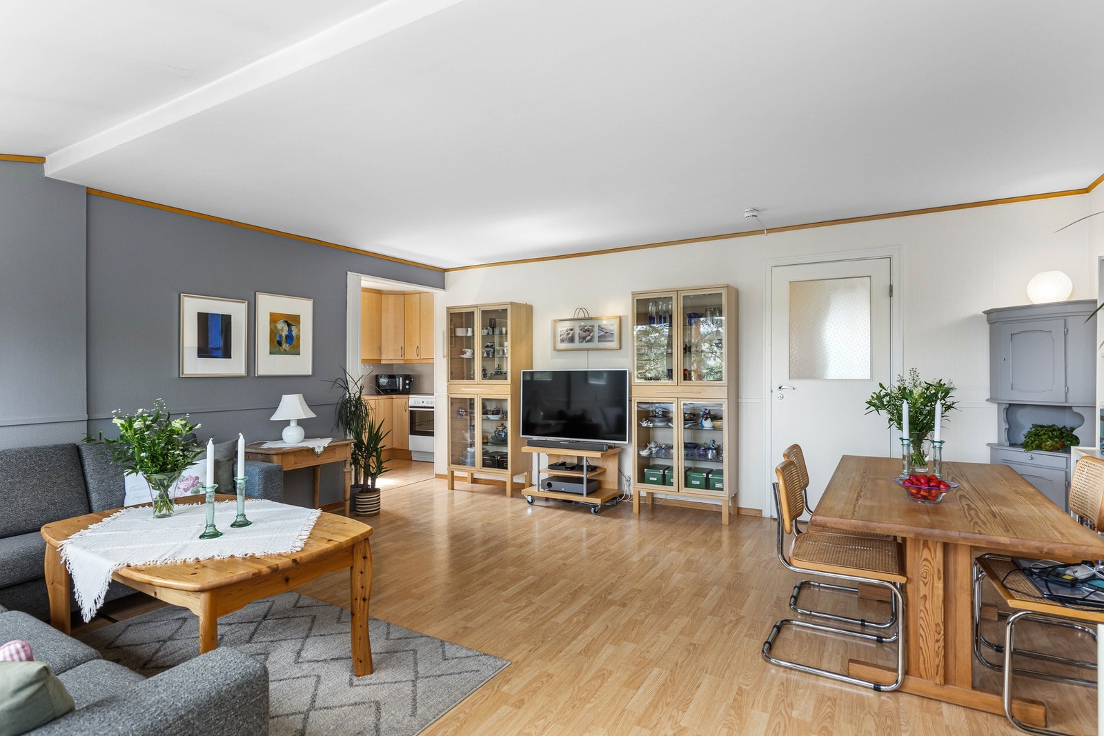 Stor og luftig stue på 28 kvm. Store vindusoverflater med rikelig av lysinnslipp. Galleribilde