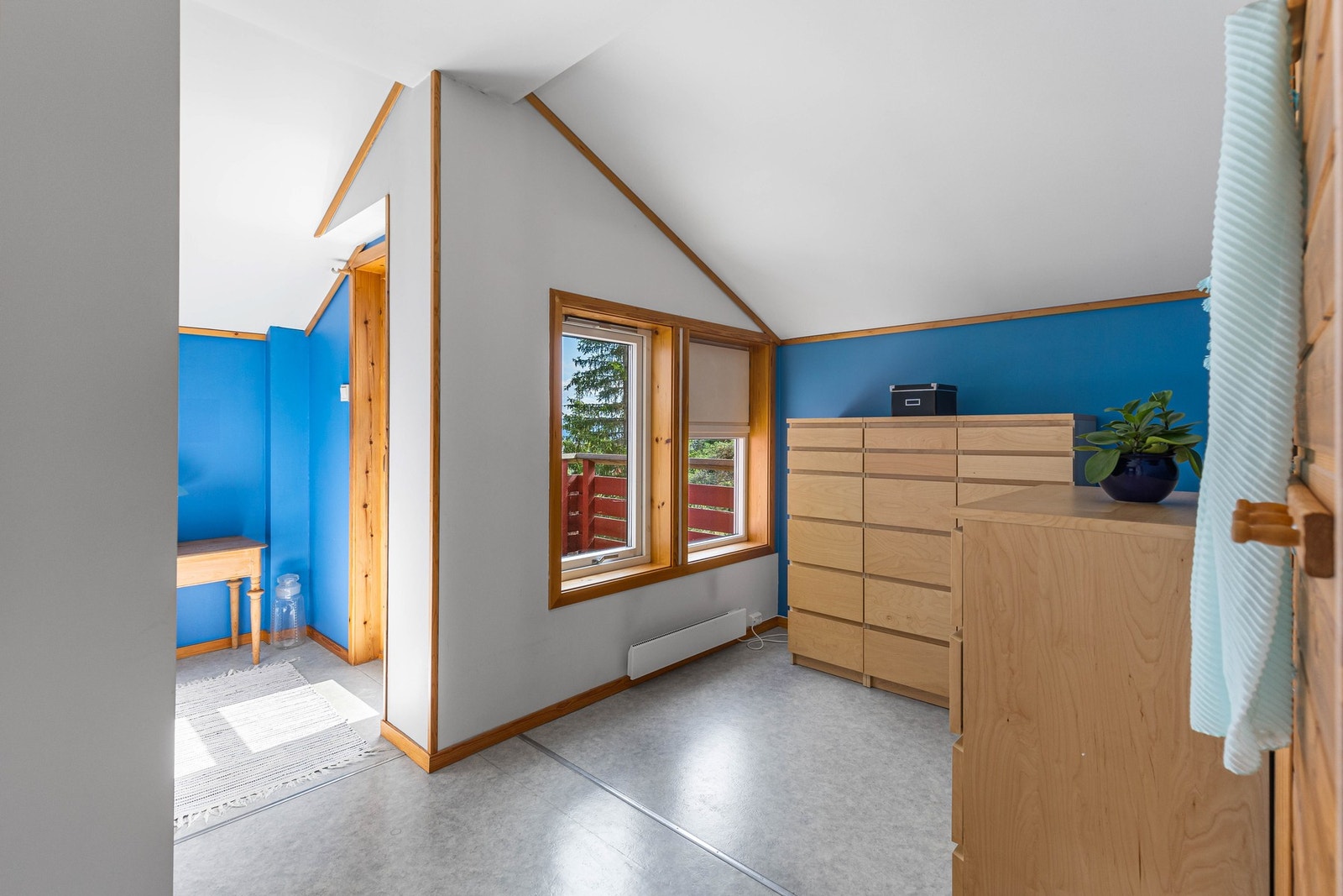 Stort soverom på 12,5 kvm med tilgang til egen balkong. Galleribilde