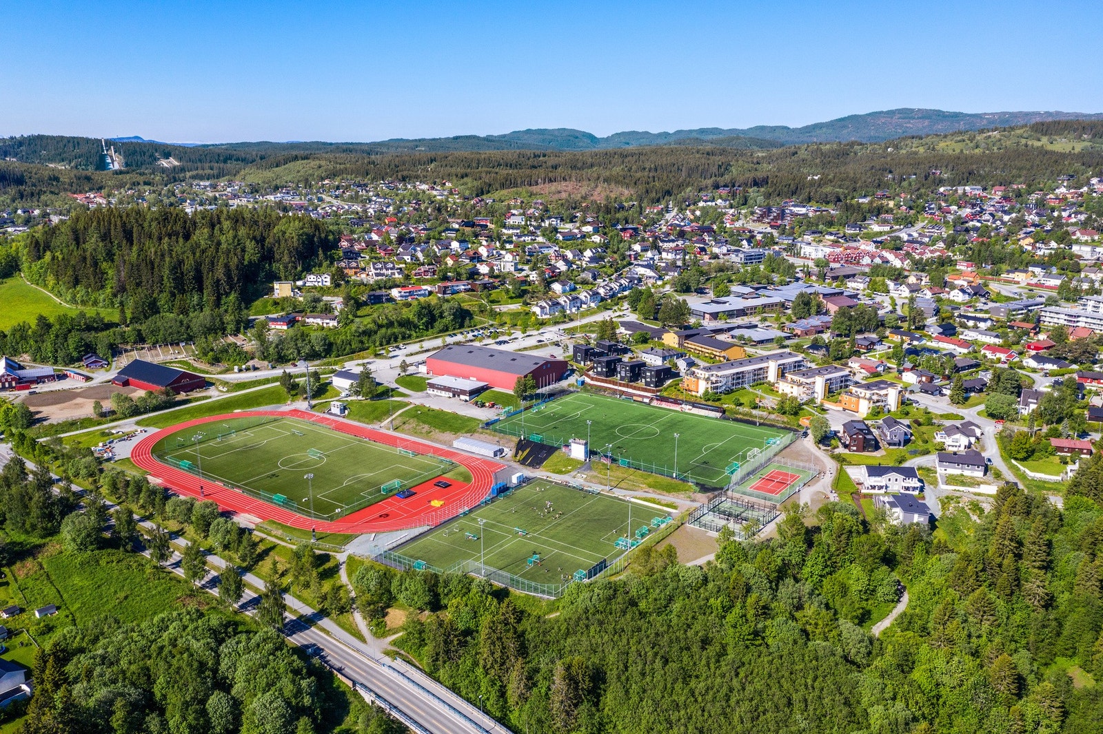 Dalgård idrettsanlegg ligger bare ca 5 min gåtur unna leiligheten. Galleribilde