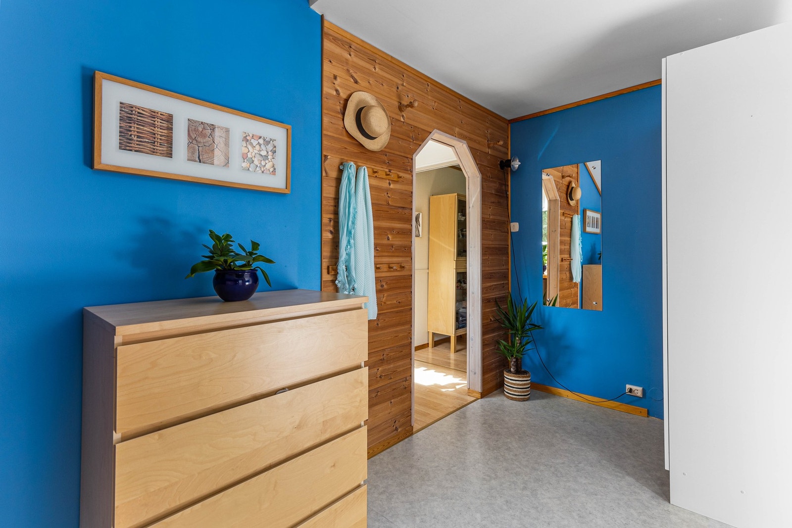 Stort soverom på 12,5 kvm med tilgang til egen balkong. Galleribilde