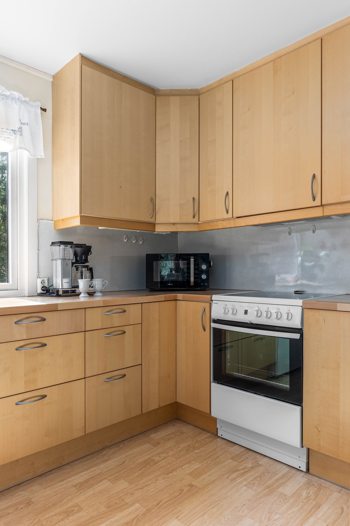 Funksjonelt og praktisk kjøkken på 12,5 kvm, som får tilstandsgrad 1 på samtlige punkter av takstmann. Galleribilde