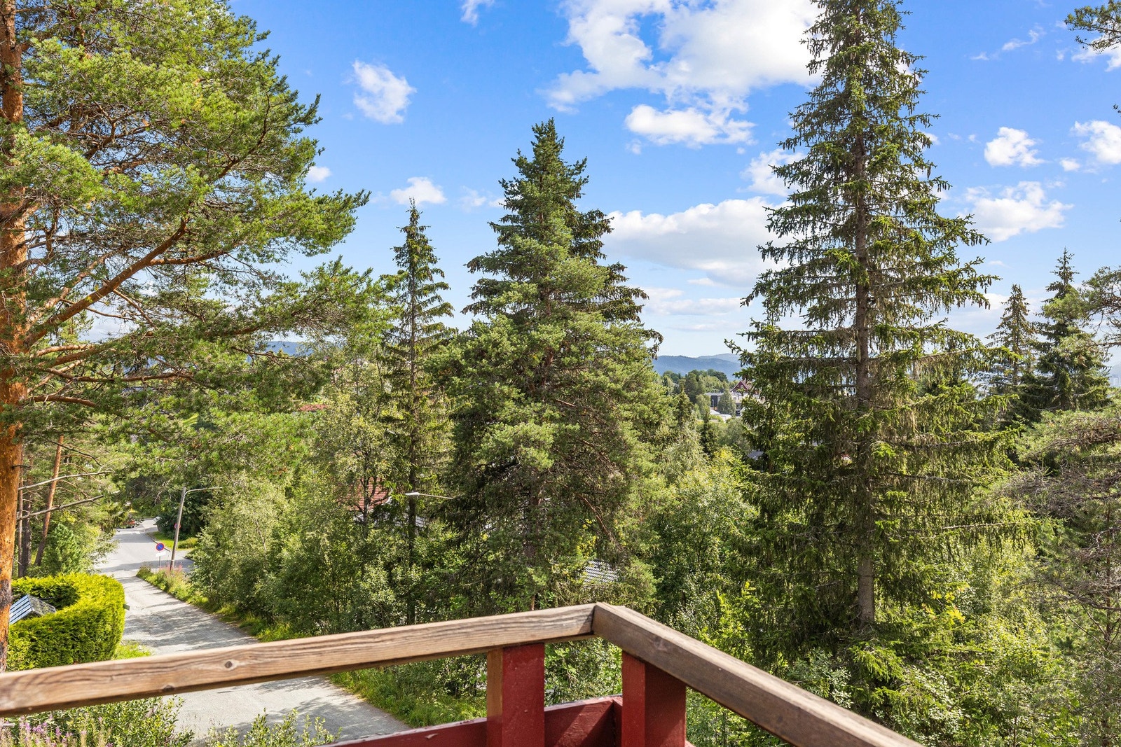 Solrik balkong på 3,5 kvm, vendt mot rolige omgivelser. Galleribilde