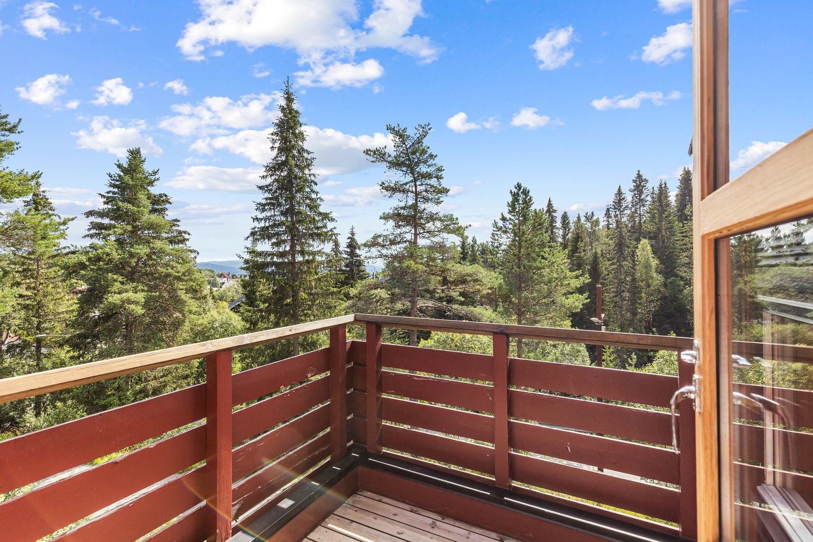 Solrik balkong på 3,5 kvm, vendt mot rolige omgivelser. Galleribilde