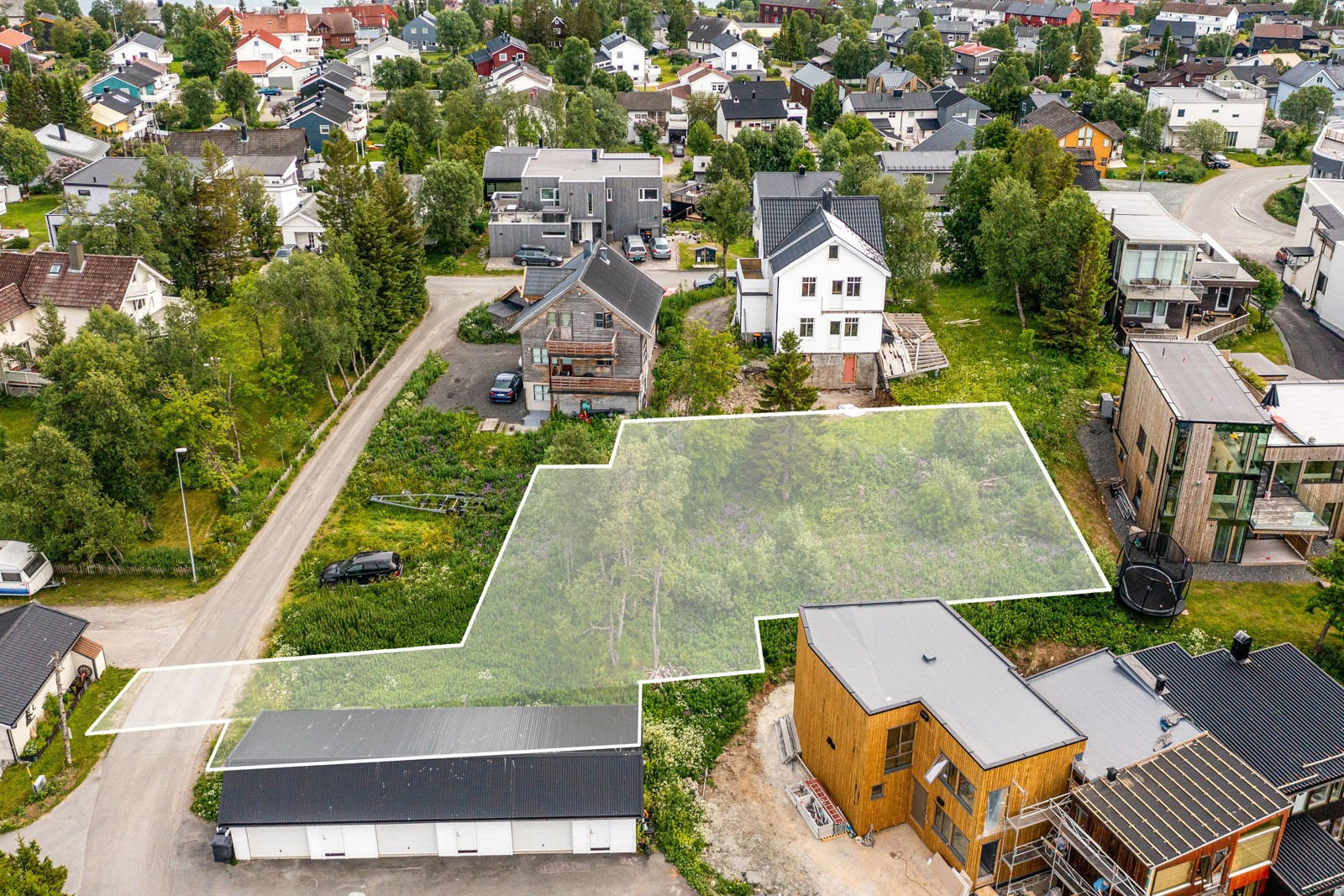 Eiendommen har sjeldent gode sol- og utsiktsforhold, samt gåavstand til Tromsø sentrum. Markert tomtegrense kan avvike noe.