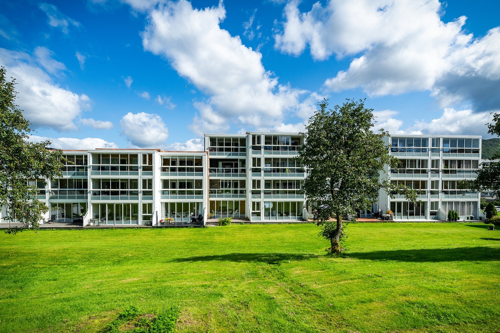 Her ligger alt til rette for en enkel hverdag med kort avstand til flotte turområder, skoler, barnehager, nye Åsane Arena, butikker og bussforbindelser. Velkommen til visning! Galleribilde