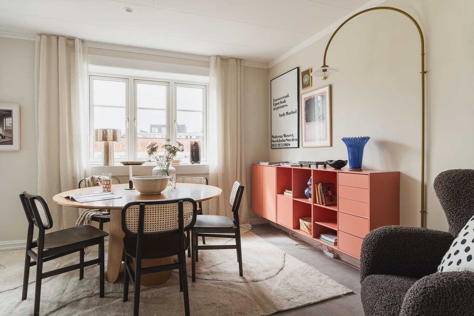 Leiligheten har store og flotte vindusflater. Vinduene er fra 2008 Galleribilde