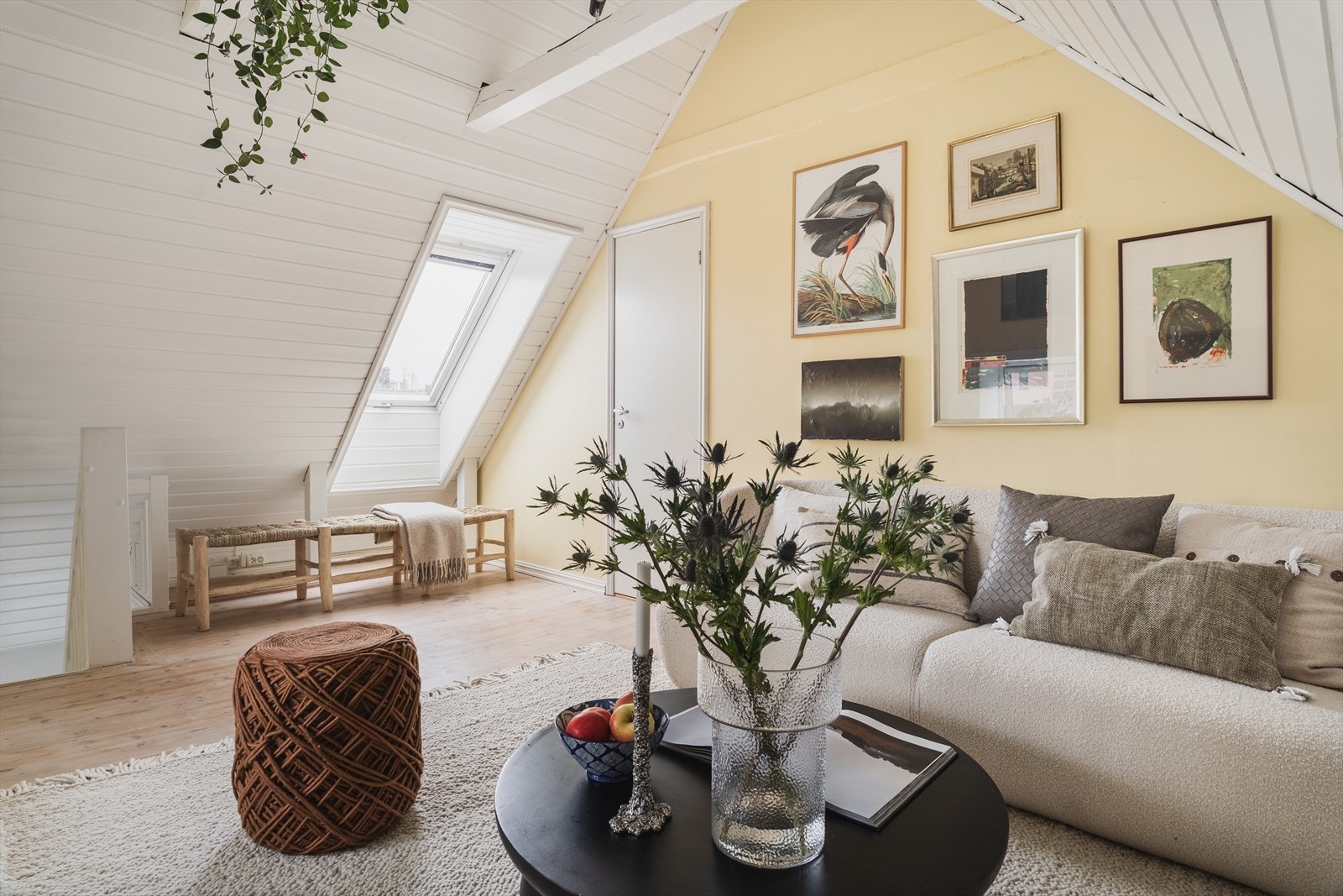 Loftstue med god plass til sofaløsning med tilhørende møblement. Rommet er ikke omsøkt og er opprinnelig boder/tørkeloft Galleribilde