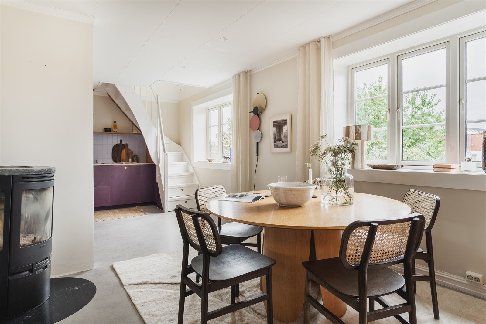 Leiligheten går over to etasjeplan og har en egen privat terrasseplatting på 30 kvm Galleribilde