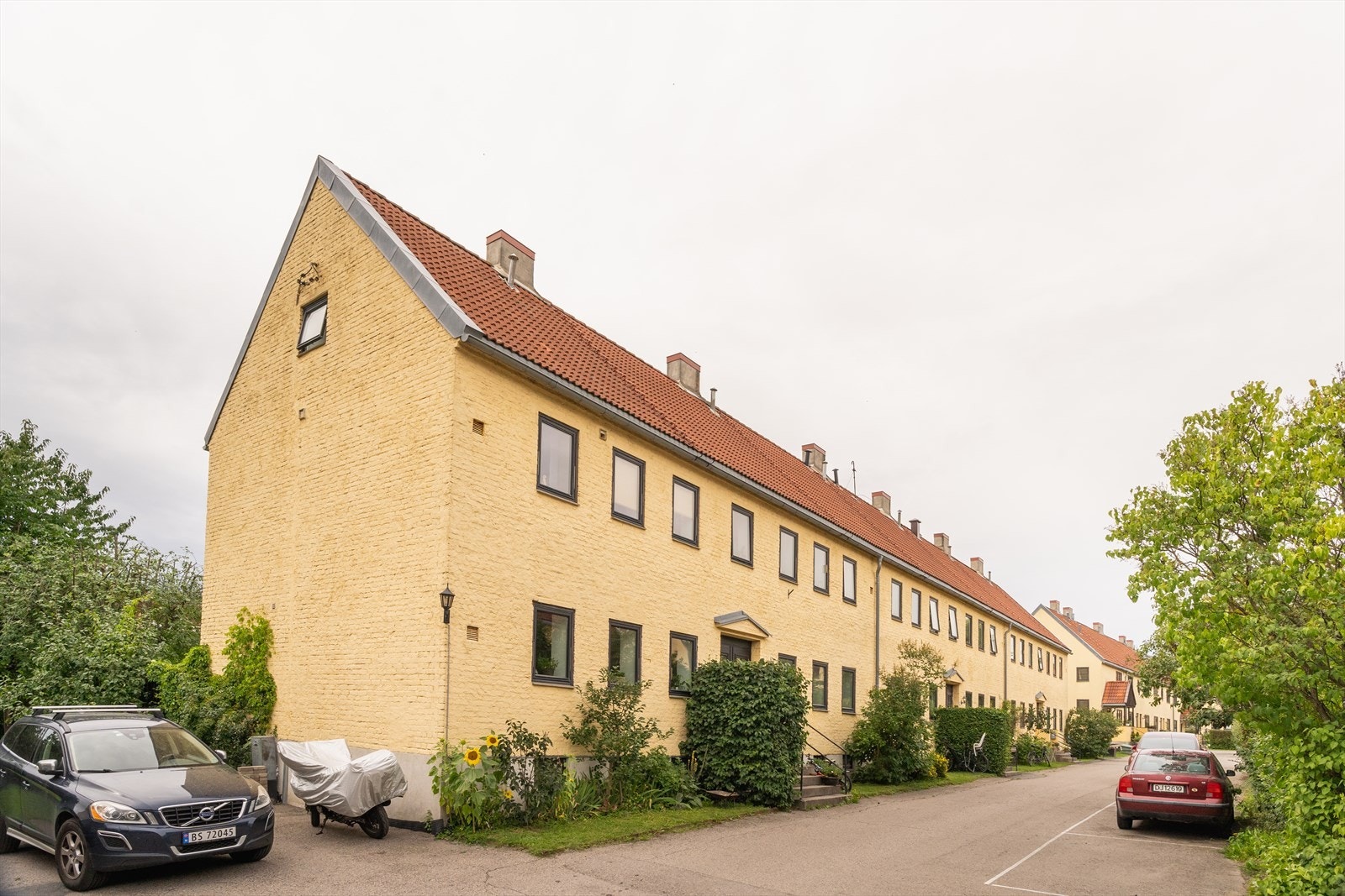 Hver enhet har rett på en p.plass. Det koster kr. 250 pr. mnd.
Borettslaget har fått godkjent tegninger som muliggjør bygging av arker på loftet Galleribilde