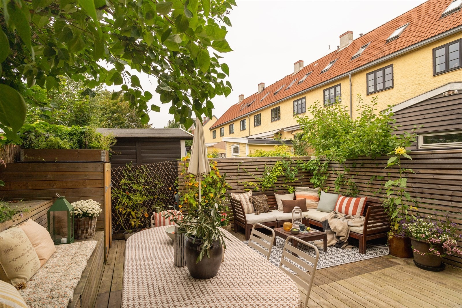 Terrasseplattingen har en skjermet og god beliggenhet i bakhagen med meget gode solforhold Galleribilde