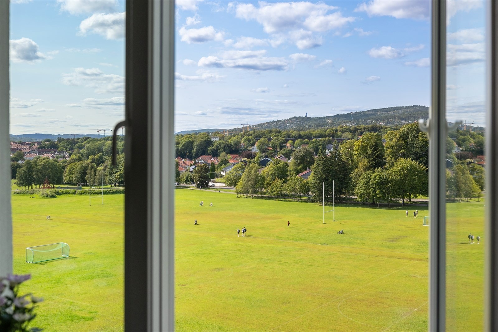 Leiligheten byr på en fantastisk, vidstrakt utsikt over Voldsløkka. Galleribilde