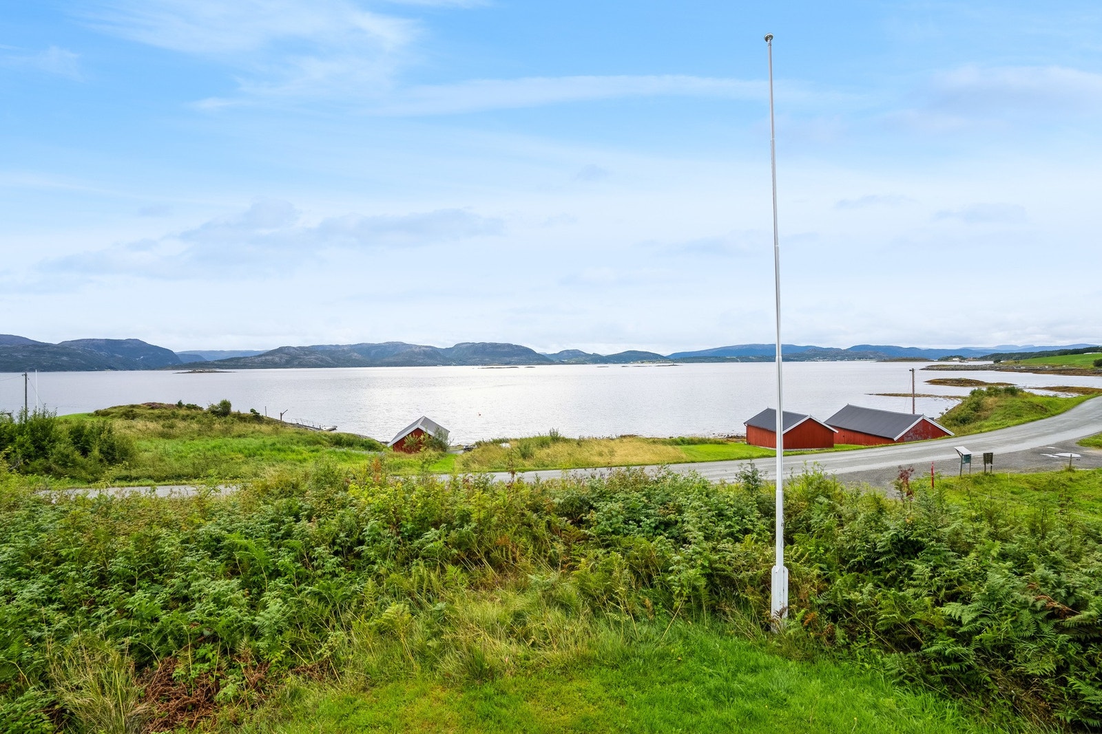 Eiendommen har en idyllisk beliggenhet med flott sjøutsikt Galleribilde