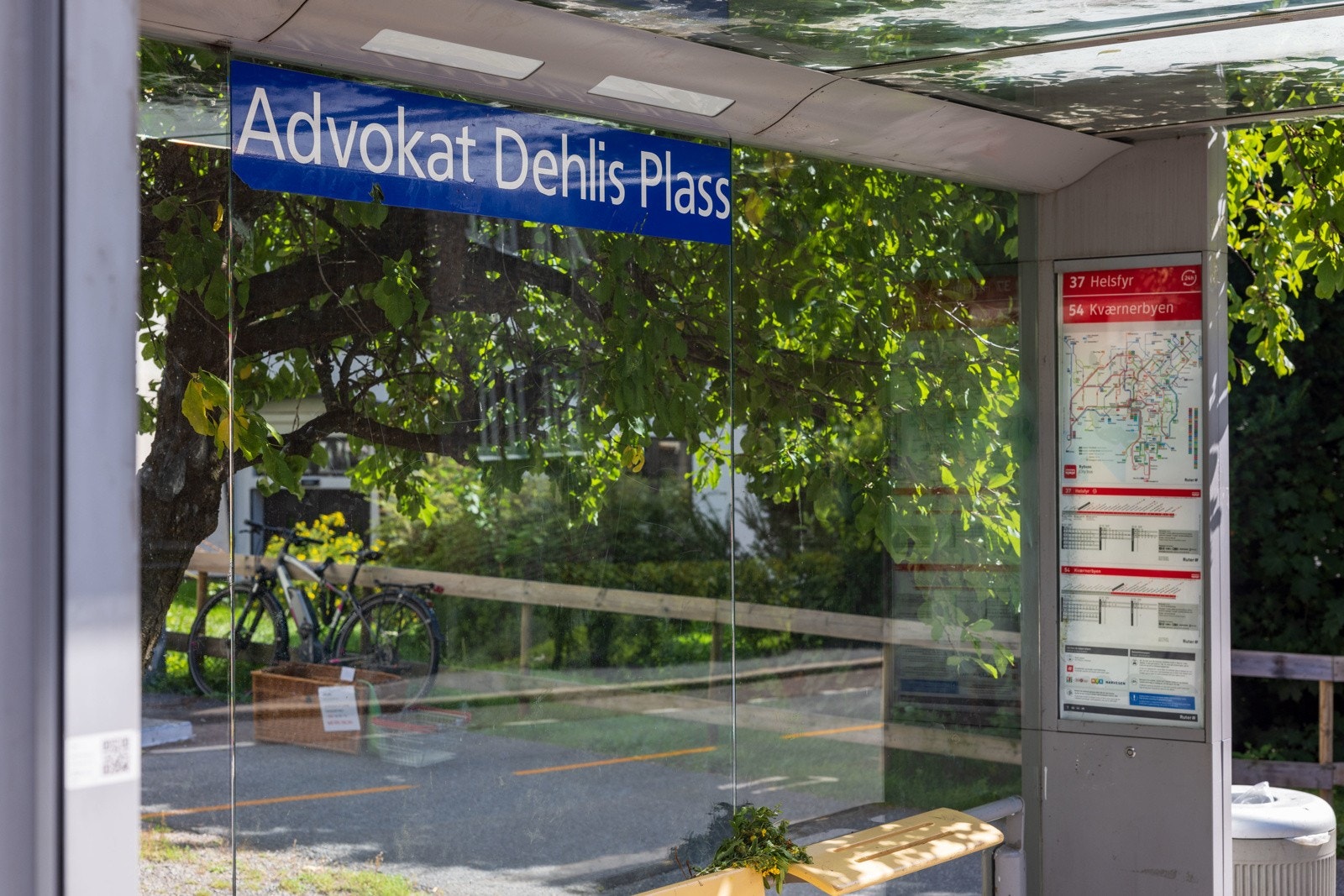 Meget god offentlig kommunikasjon med buss nr. 20, 34, 37 og 54. Trikk nr. 11, 12 og 13 i Vogts gate på Torshov Galleribilde