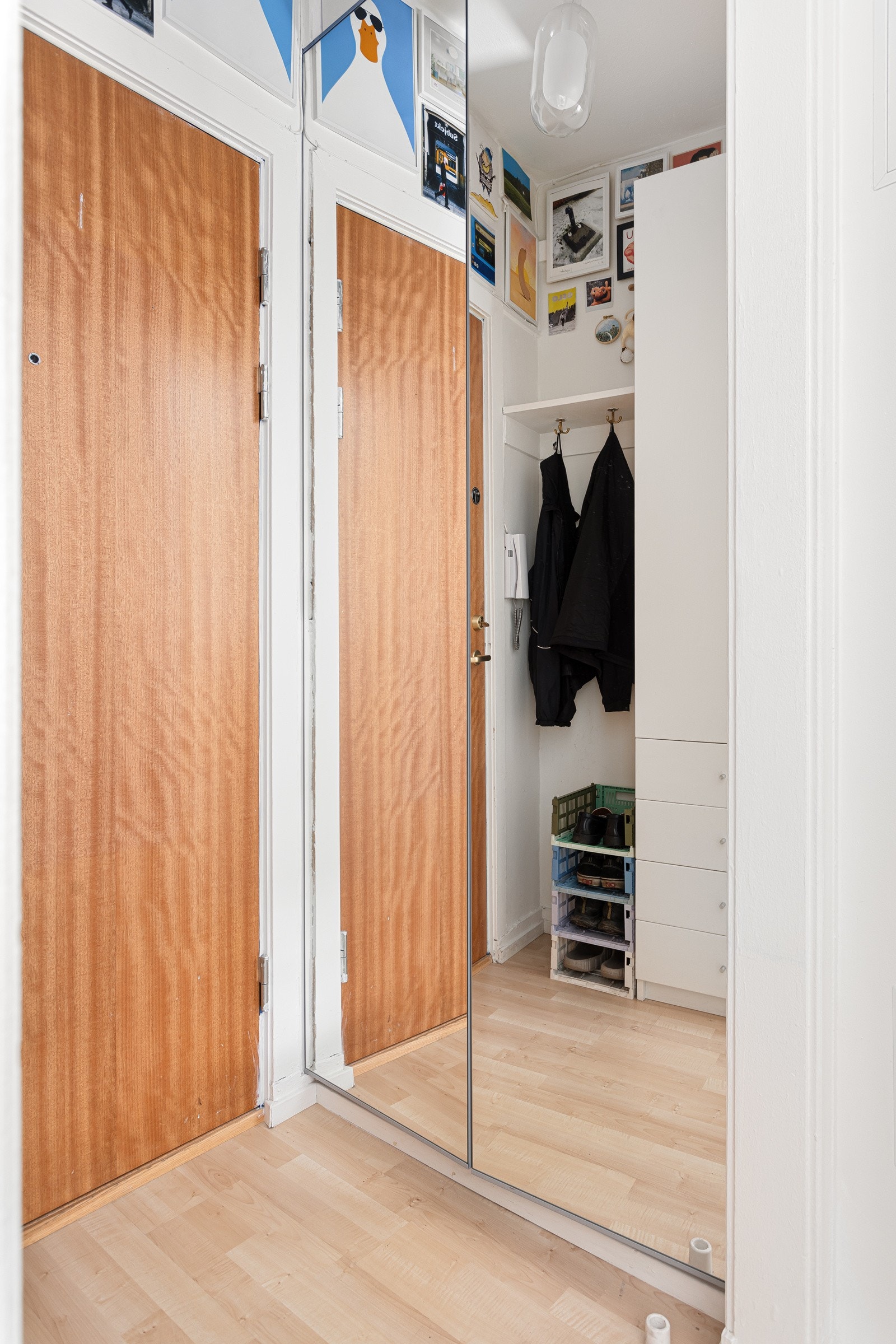 God oppbevaringsplass i romslig garderobeløsning og god plass til på henge fra seg yttertøy og sette fra seg sko. Galleribilde