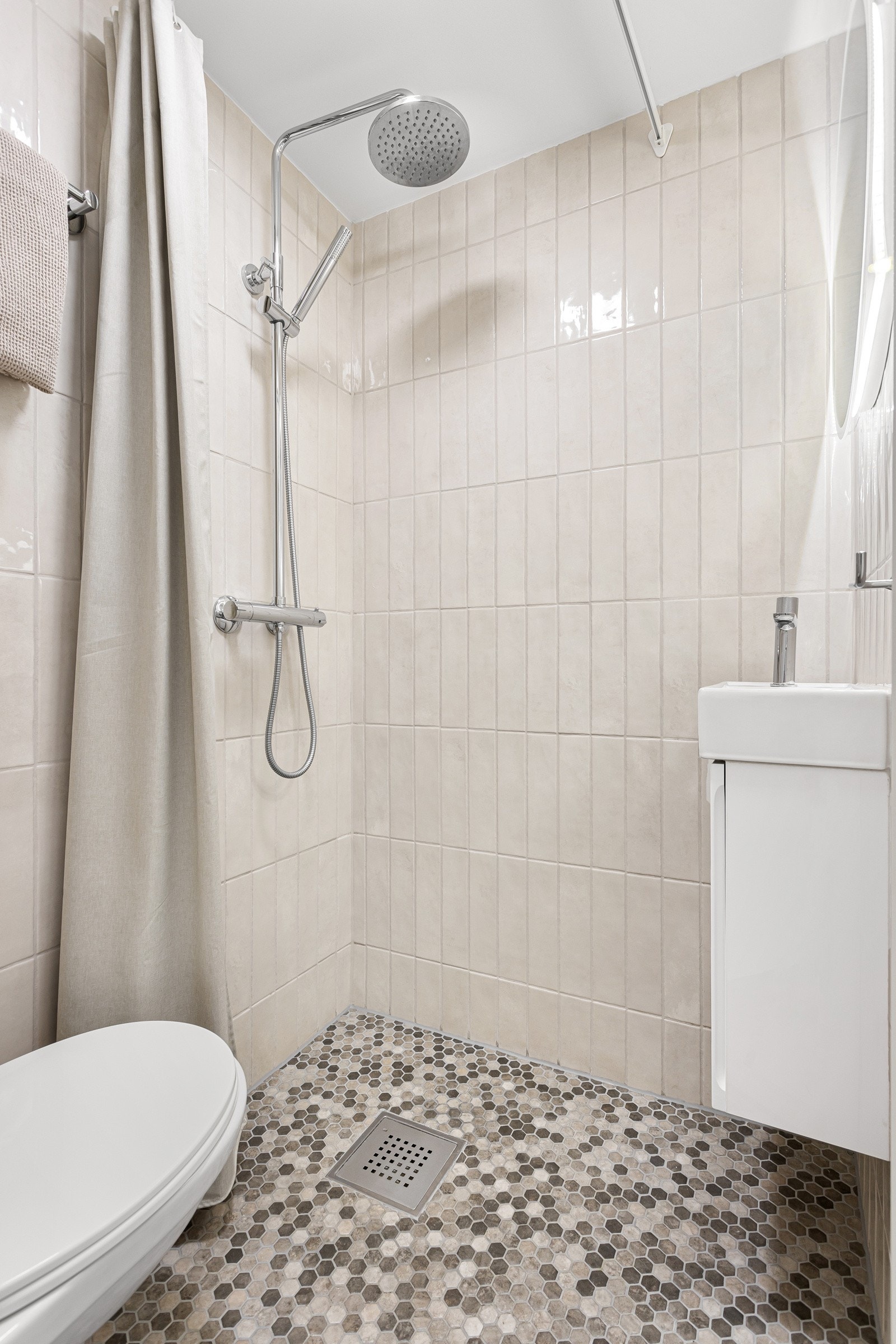 Baderommet er utstyrt med dusjhjørne med forheng. Galleribilde