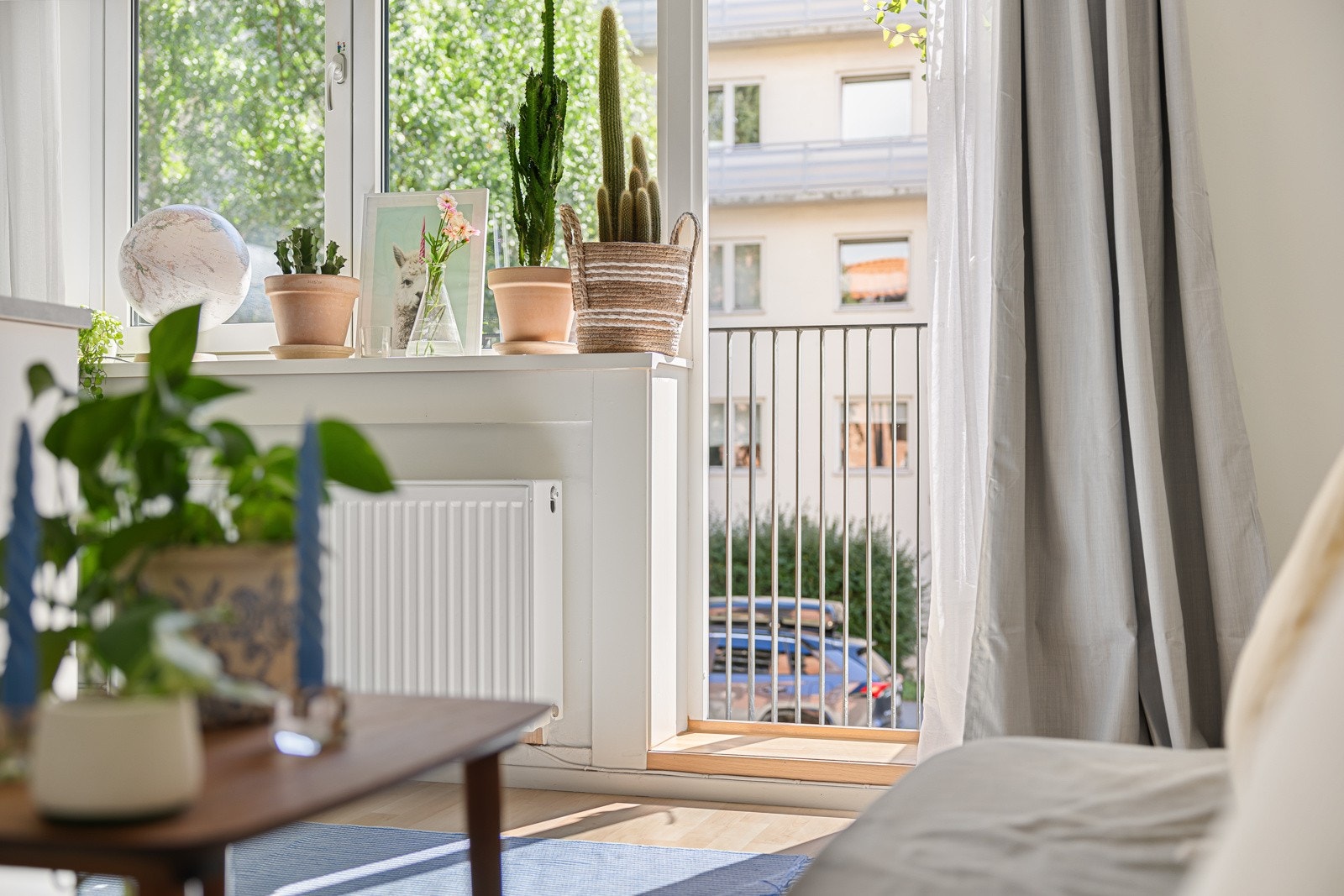 Den store vindusflaten som vender ut mot rolig sidegate slipper inn rikelig med naturlig lys, samtidig som det ikke er noe sjenerende innsyn. Galleribilde