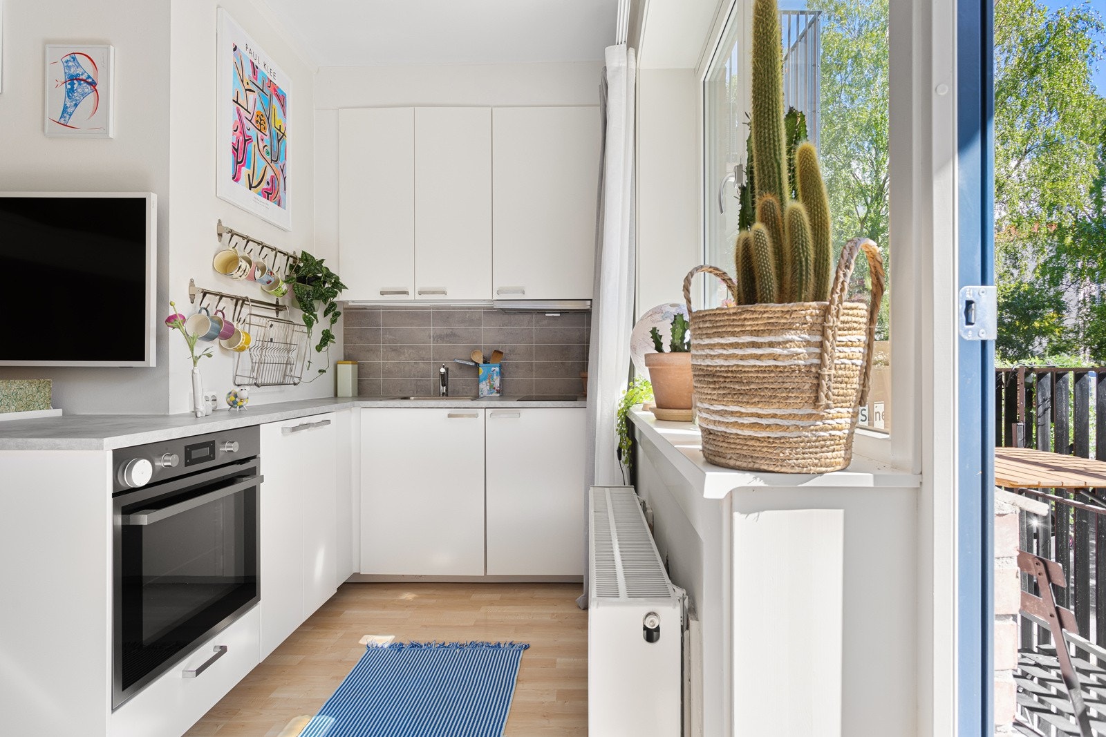 Kjøkkenet er pent og tidløst og ble pusset opp i 2019. Galleribilde