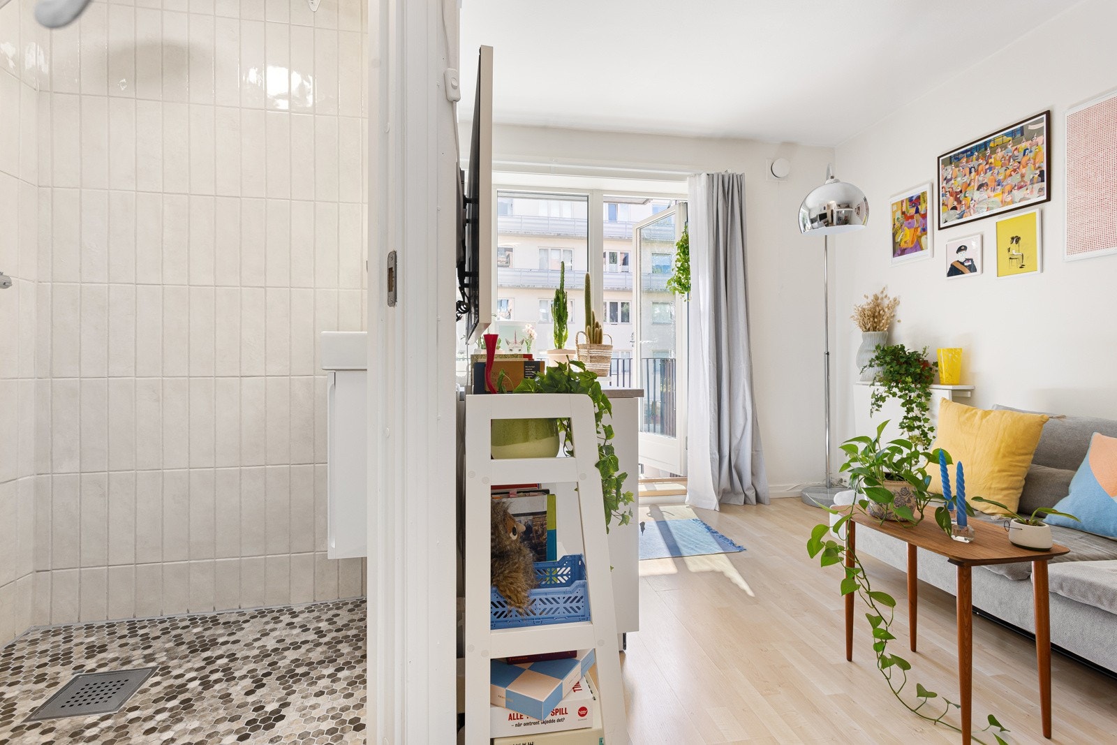 Leiligheten har et lyst flislagt baderom med gulvvarme som ble totalrenovert i 2023. Galleribilde