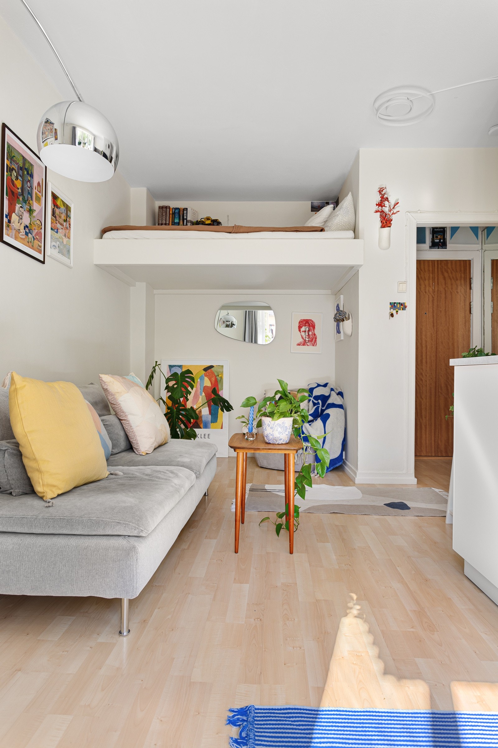 Stuen er svært praktisk innredet med en plassbygget sovehems med god plass. Galleribilde