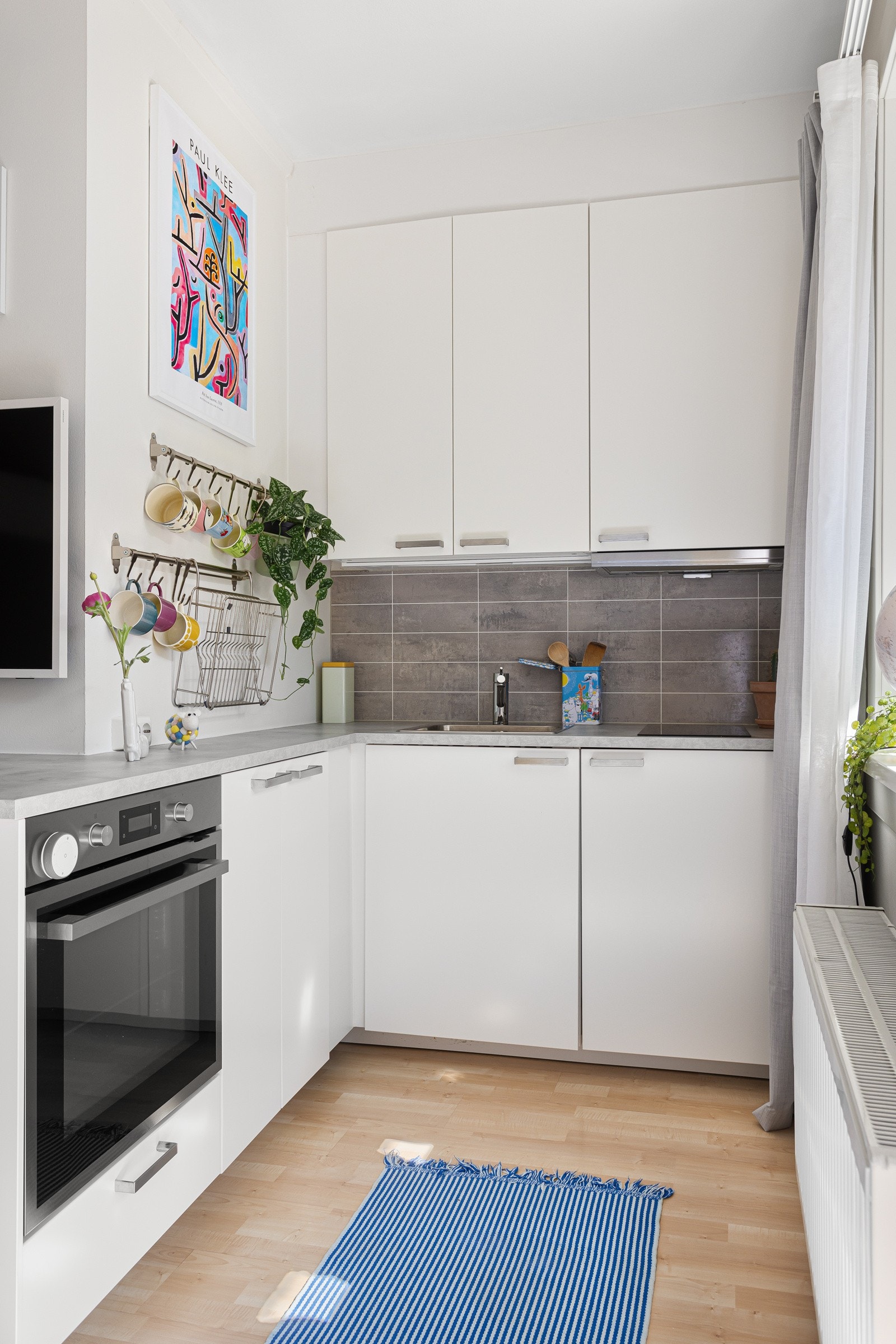 Du har god skap- og benkeplass i innredningen som har lyse slette fronter, laminert benkeplate med nedfelt oppvaskkum og laminatplate mellom benk og overskap. Galleribilde